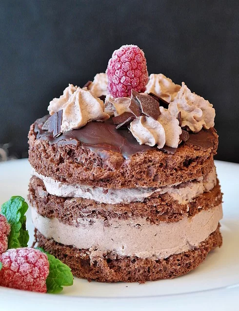 Bolo de aniversário personalizado com decoração temática artesanal, ideal para eventos e festas no Porto